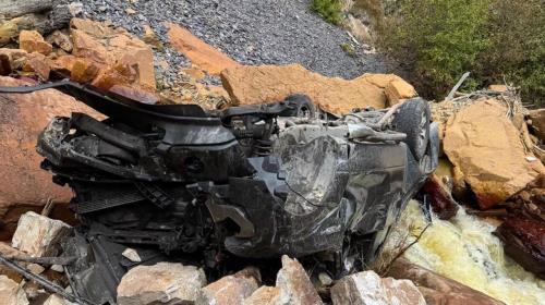 سقوط ۹۰ متری و نجات راننده وانت آمریکایی!